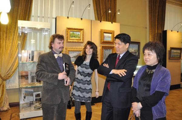 Simon Kozhin. Visit the solo exhibition in the halls of the Russian Auction House in Moscow Ambassador Extraordinary and Plenipotentiary of China to Russia Li Hui and his wife Shi Xiaoling.