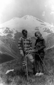 Simon Kozhin. Kozhin Simon Leonidovich in 1990 with Kozhina Irina Mikhailovna (Mommy) on Mount Cheget. Elbrus. Summer vacation.